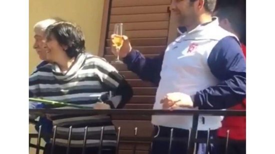 Imagem Vídeo: vizinhos encontram a melhor maneira de brindar entre as famílias sem desrespeitar quarentena
