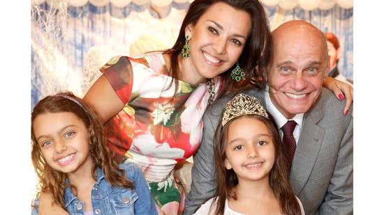 Veruska Seibel, viúva de Ricardo Boechat, resgatou uma foto das filhas, Valentina e Catarina, ao lado do jornalista - Reprodução/Instagram