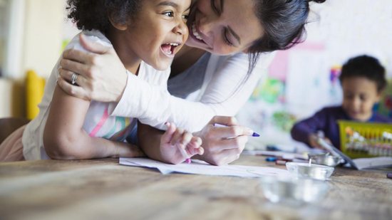 Ensinar o respeito e a gentileza às crianças deveria ser a missão de todos os pais para a construção de um mundo melhor - Getty Images