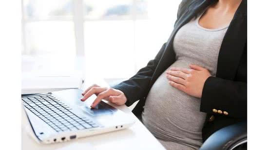 A partir da lei, grávidas poderão trabalhar à distância durante a pandemia do novo coronavírus - iStock