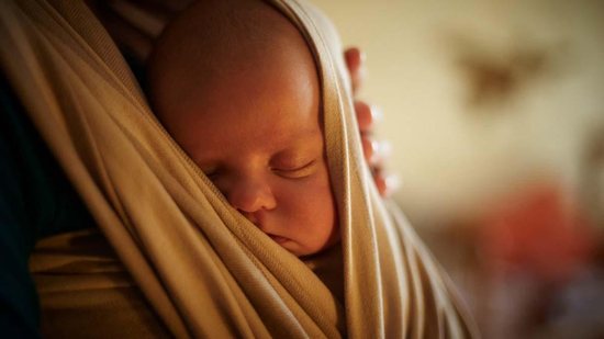 Posição canguru é a saída para diminuir a dor dos bebês (foto: getty)