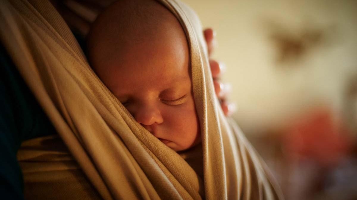 Posição canguru é a saída para diminuir a dor dos bebês (foto: getty)