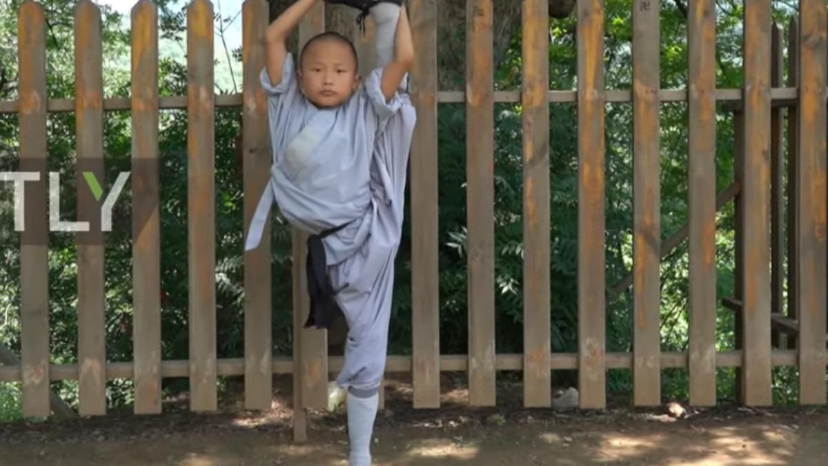 Monge Shaolin mostra suas habilidades de flexibilidade corporal na China - Reprodução / Youtube