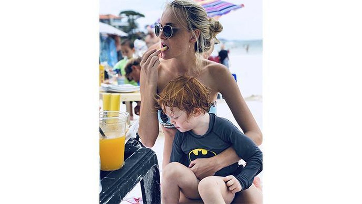 Modelo Caroline Trentini e filho Bento curtindo dia de praia - Reprodução/ Instagram @carolinetrentini