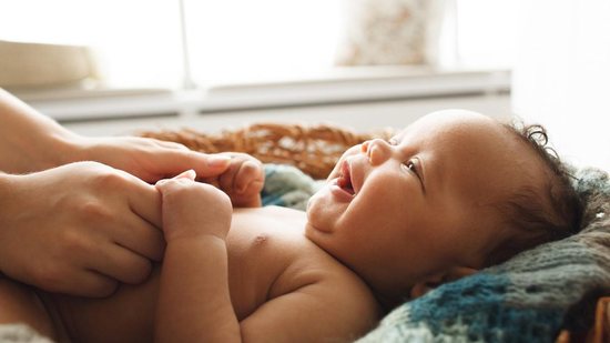 Para cuidar da pele do bebê e da criança, é essencial usar produtos específicos e seguros - Getty Images