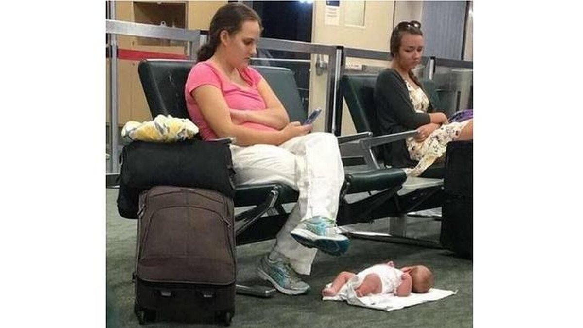 Mãe mexe no celular enquanto beBê está no chão - Reprodução/Facebook