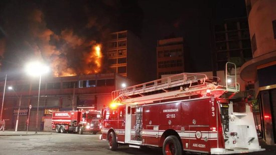 Incêndio atinge imóveis localizados pela região da 25 de Março - Reprodução / Willian Moreira / Futura Press / Estadão Conteúdo
