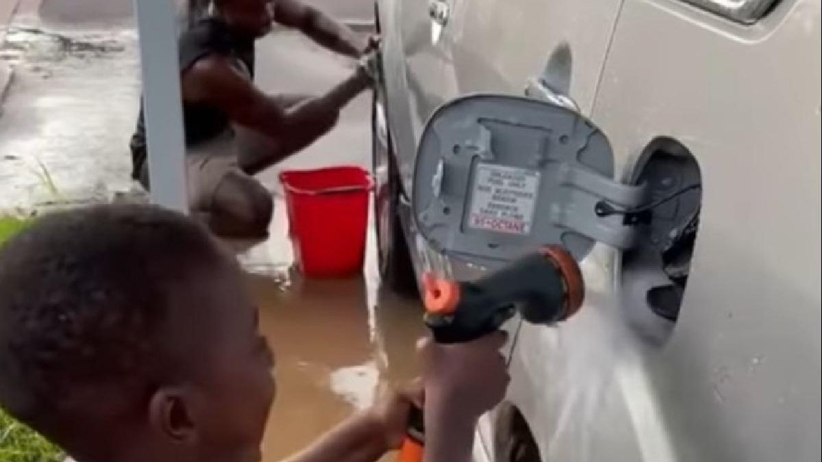 O menino encheu tanque do carro com água - Reprodução/ Instagram