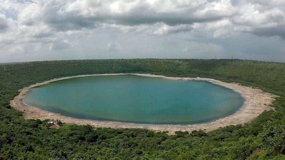 Lago Lonar muda de cor na Índia (Foto: Reprodução Twitter 