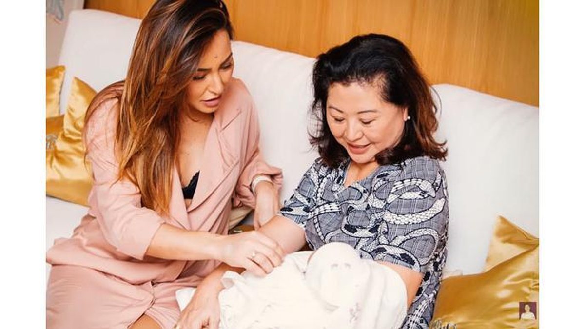 Kika Sato com a neta mais nova, Zoe - reprodução / Instagram