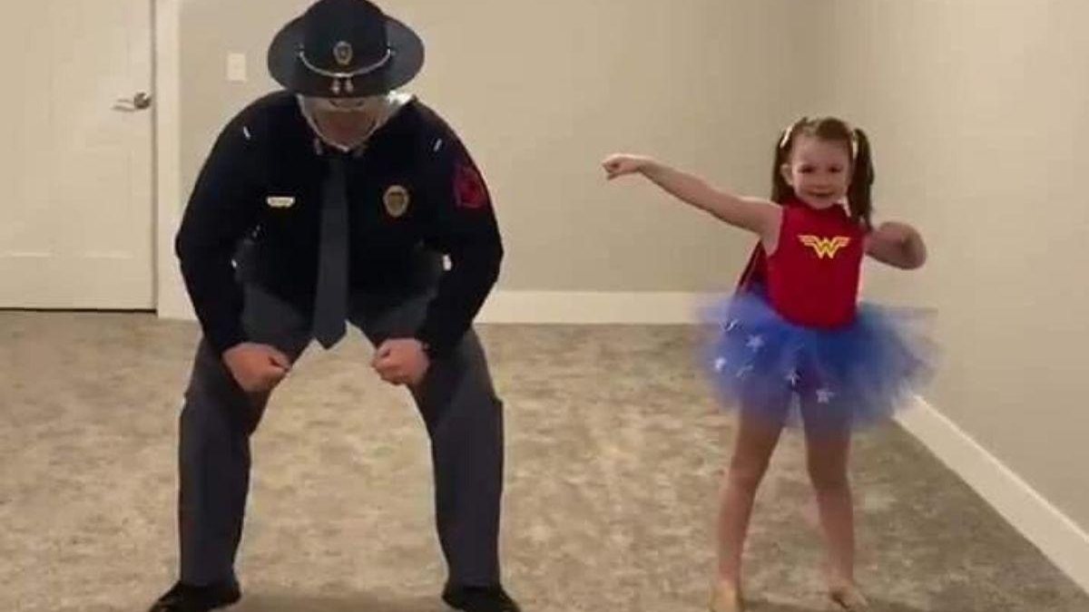 Pai aprende coreografia e faz apresentação com a filha em casa após recital ser cancelado - reprodução Facebook