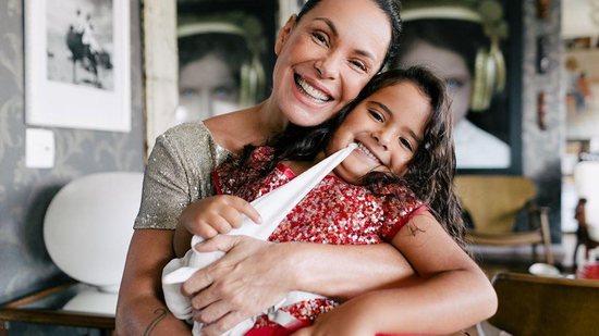 Carolina Ferraz e sua filha Izabel - Reprodução/ Instagram @carolinaferraz