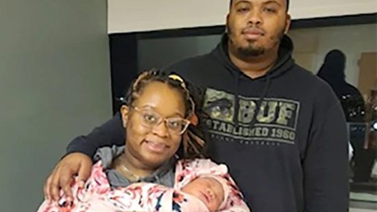 Primeira foto: Davon Thomas está com sua esposa, Erica Thomas, que está segurando seu filho recém-nascido, Devynn Brielle Thomas; Segunda foto: Raymonda Reynolds, à esquerda, e Iva Blackburn (Fotos: Reprodução/TODAY)
