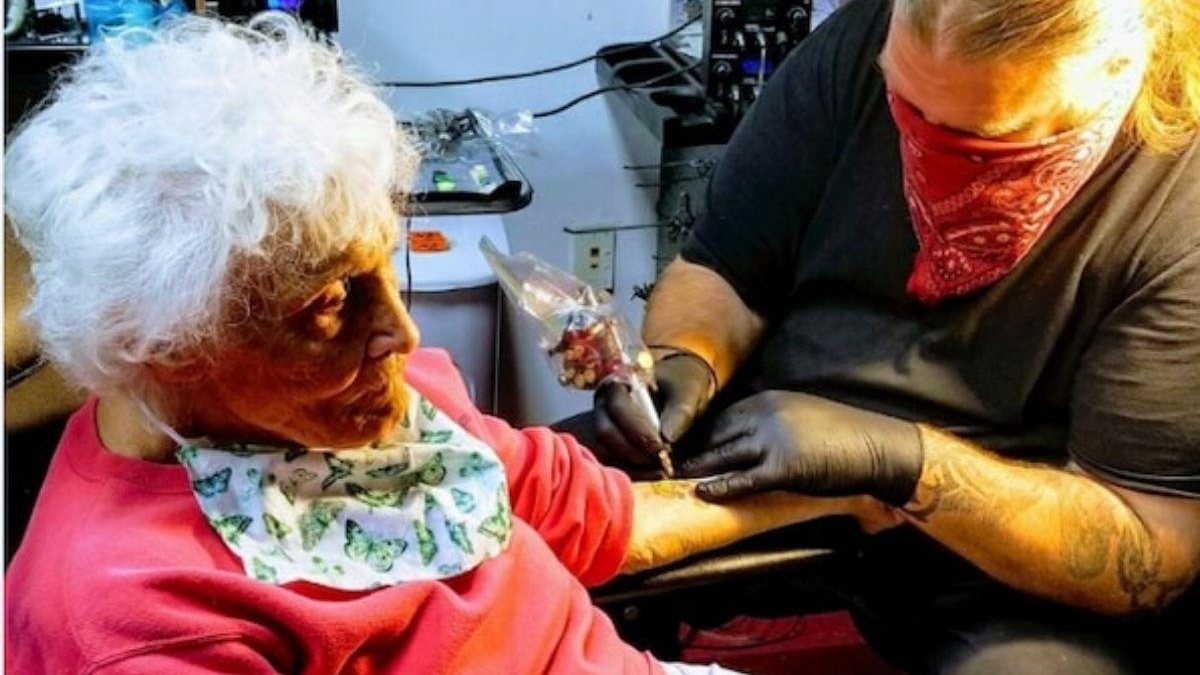 Dorothy escolheu tatuar um sapo no braço - Arquivo pessoal