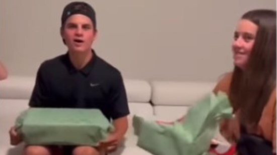 Imagem Vídeo: Irmãos ficam emocionados e comemoram ao descobrir que a cunhada está grávida