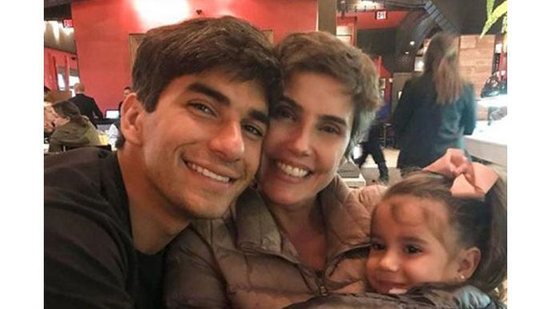 Deborah Secco, Hugo Moura e Maria Flor nas férias - reprodução / Instagram
