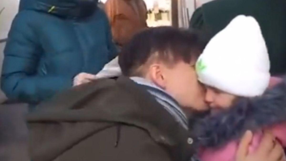 Pai se despede da filha na Ucrânia - Reprodução / Journoloji