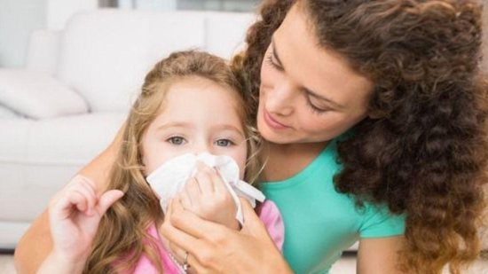 Uma higiene nasal bem feita é capaz de auxiliar na prevenção das doenças respiratórias do seu filho¹ - Shutterstock