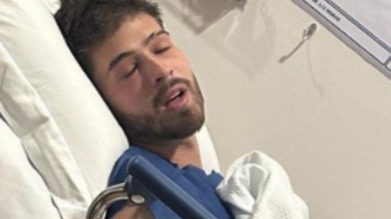 O ator, que é irmão de Zé Felipe, mostrou que passou por uma cirurgia - Reprodução/Instagram