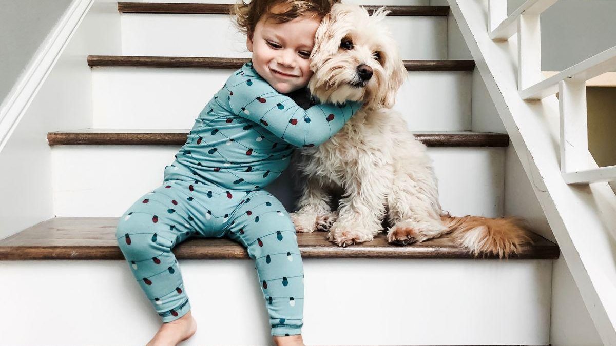 Um animal de estimação traz mais alegria para a casa e um maior senso de responsabilidade para o seu filho - Shutterstock