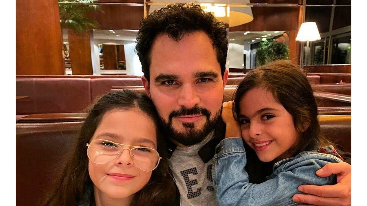 Luciano, a mulher Flávia Camargo e as duas filhas com nove anos. - Reprodução / Instagram @flaviafcamargo