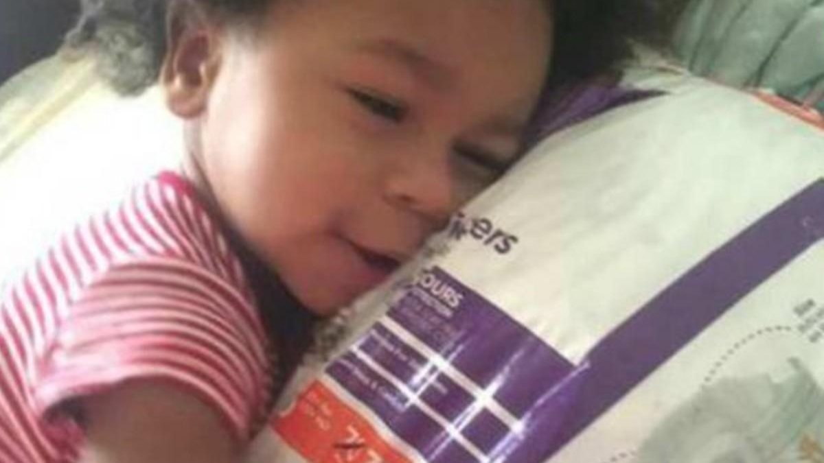 O menino ficou tão emocionado que dormiu abraçado ao pacote de fraldas - reprodução / Twitter