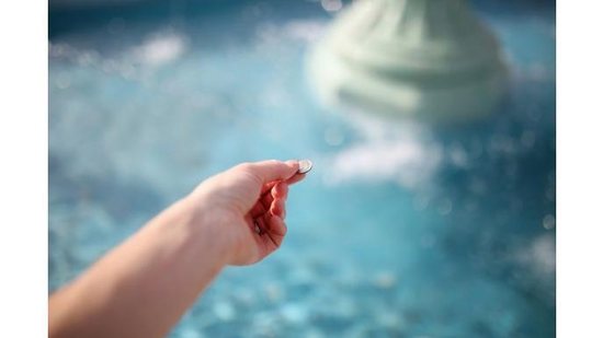 womans-hand-throwing-coin-in-wishing-fountain-picture-id809056542 - Foto: Istock