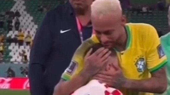 Mesmo triste com a eliminação do Brasil da Copa do Mundo, Neymar abraça torcedor mirim da Croácia - Reprodução/Instagram