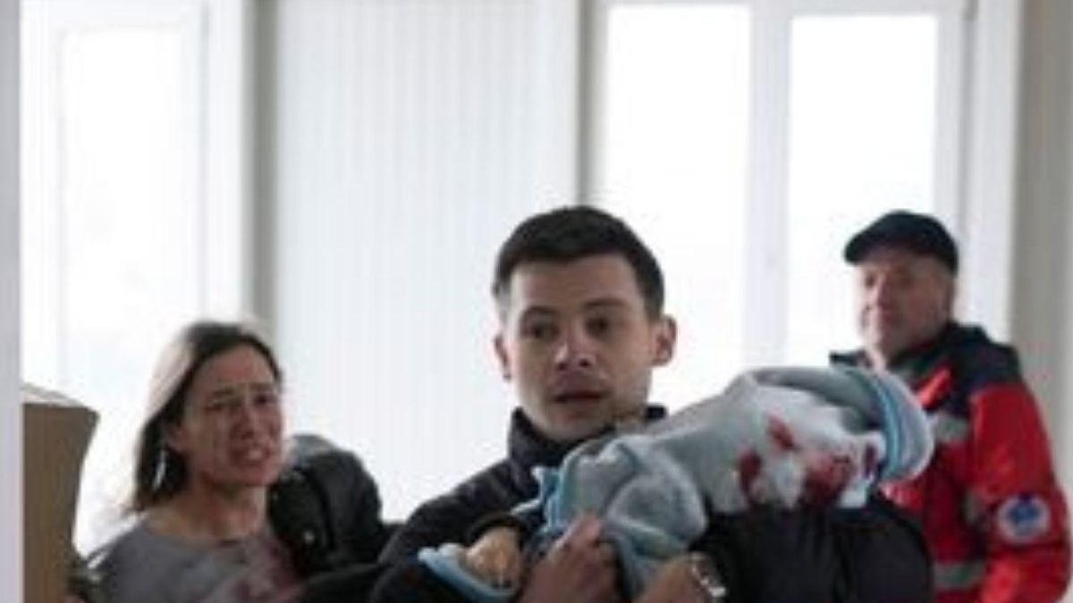 Os pais estavam devastados ao ver o bebê morto - Reprodução/AP/The Mirror