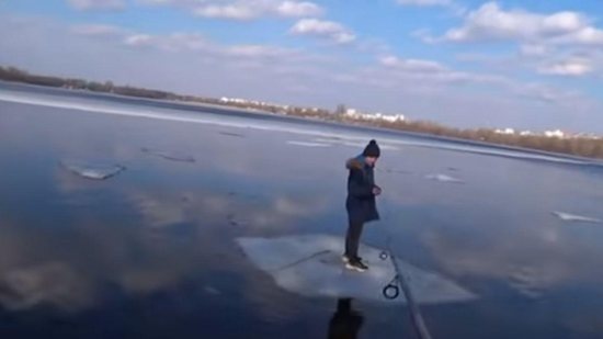 Pescador salva criança na Ucrânia - reprodução YouTube