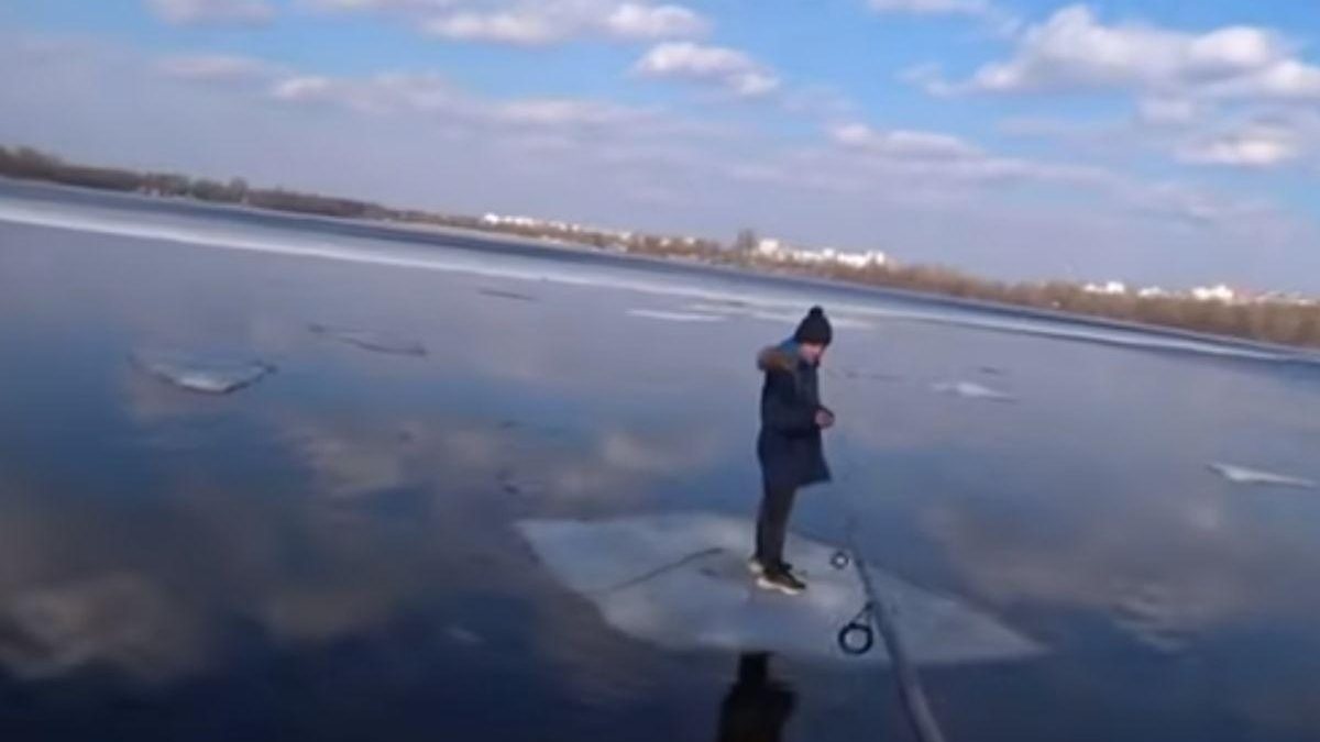 Pescador salva criança na Ucrânia - reprodução YouTube
