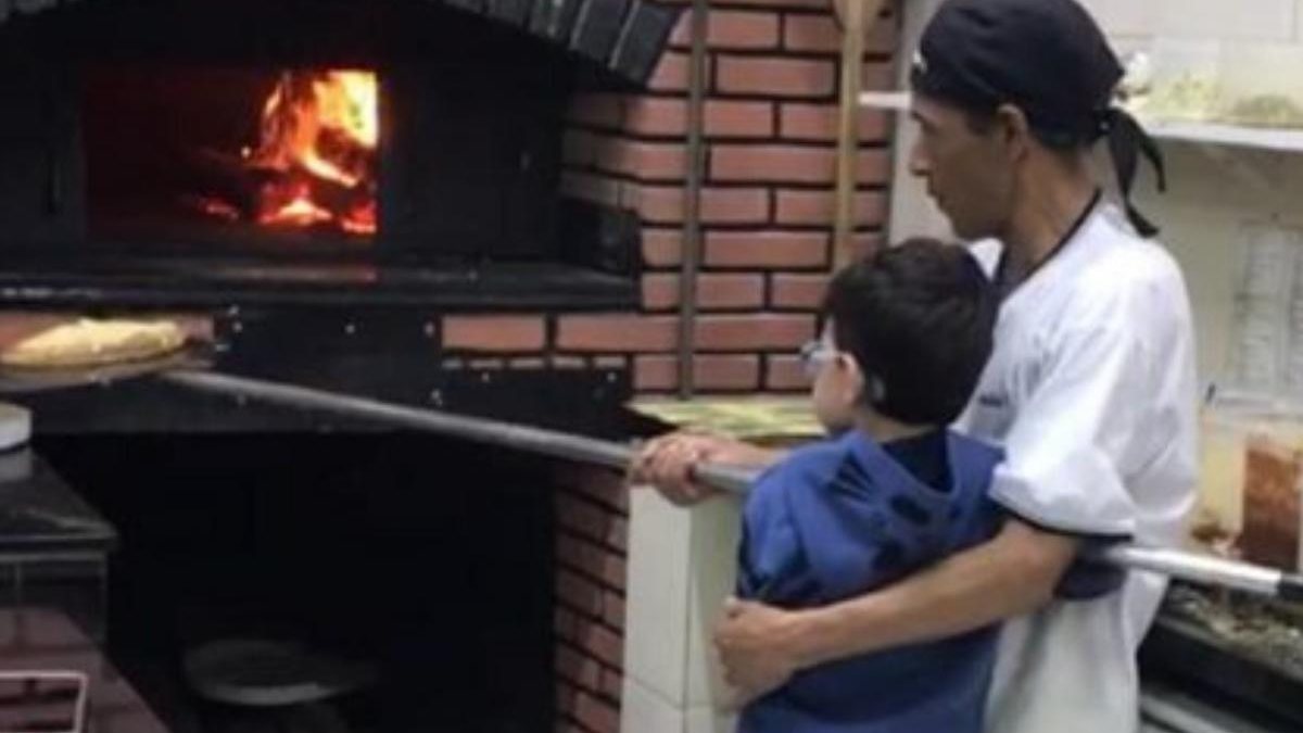 Família foi a pizzaria La Bambina’s Pizzas para se divertir, mas o garoto não parava de chorar - reprodução / Facebook