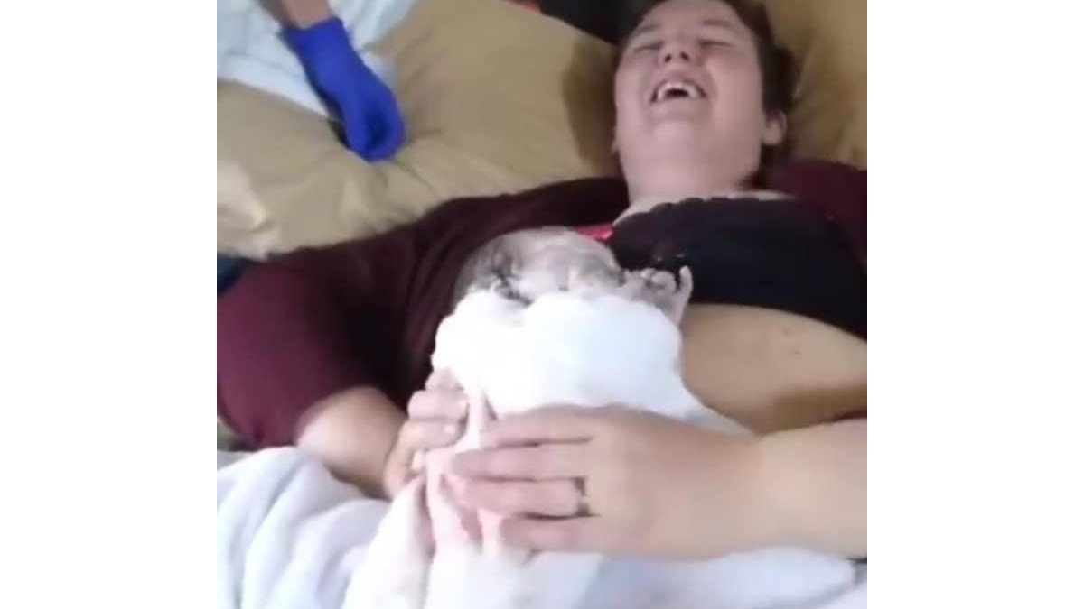 Imagem Vídeo mostra mãe dando à luz em casa e o parto é de tirar o fôlego