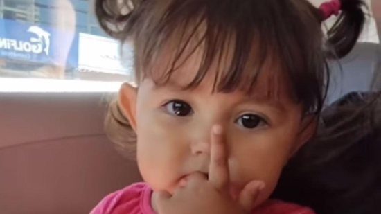 Bebê de 1 ano aprende sinais de libras com a mãe e impressiona - Reprodução/ Instagram
