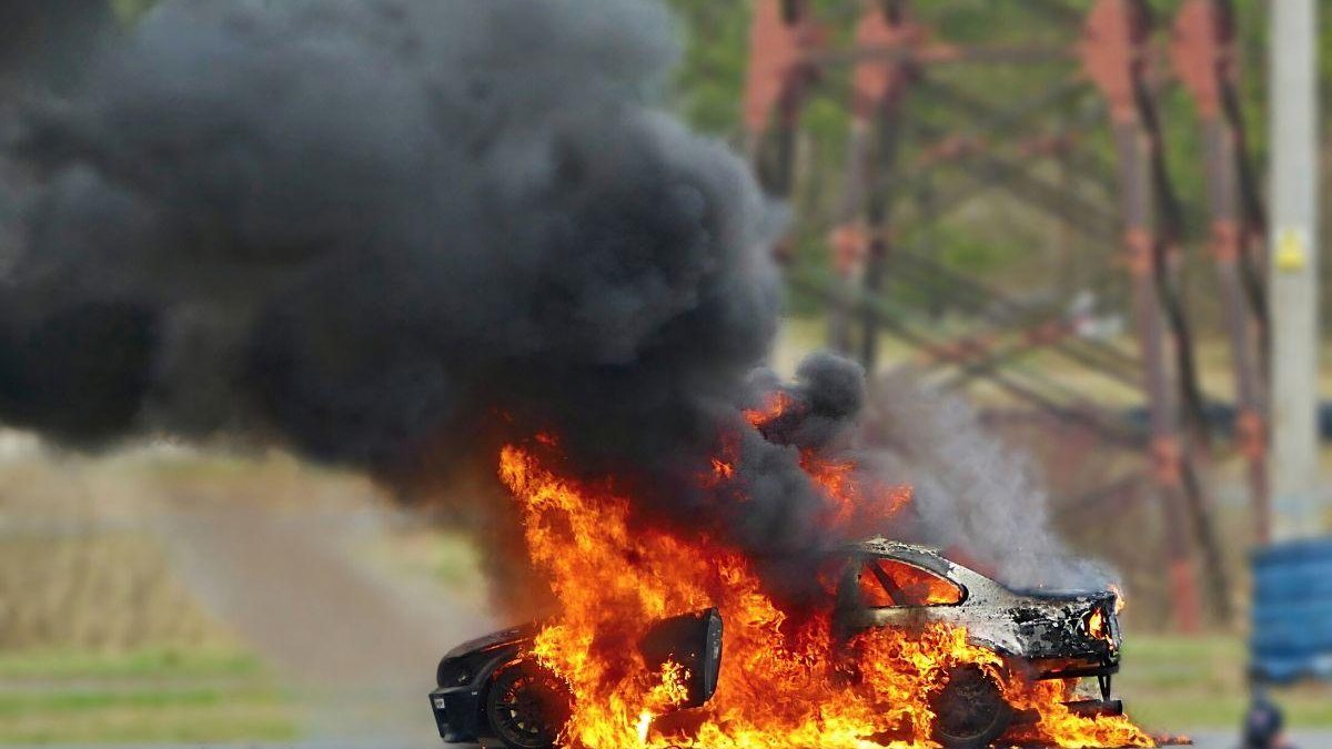 Carro pegando fogo - Getty Image