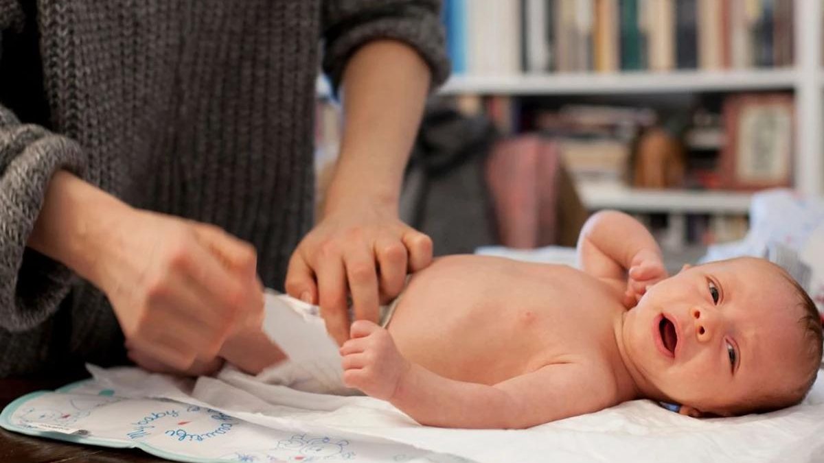 Mãe troca a frauda do bebê em público - Imagem/Getty Images