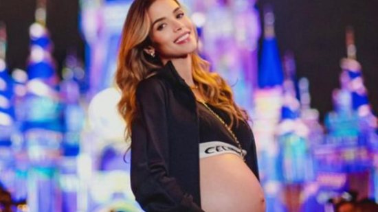 Ainda na maternidade, Carol Dias posta primeira foto de Sarah, sua filha recém-nascida com Kaká - Reprodução/Instagram