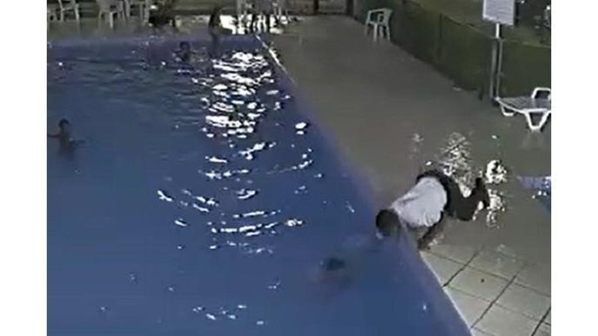 Criança se afogando na piscina - Getty Images
