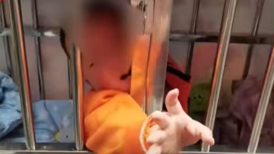 A mãe mantinha a criança dentro de uma gaiola enquanto trabalhava - Reprodução/YouTube
