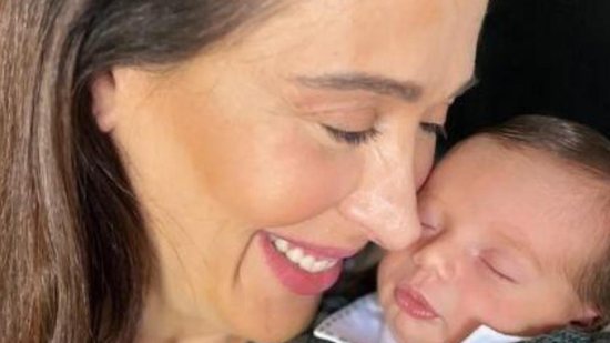 Em sua mansão, Claudia Raia aparece com o filho caçula Luca em fotos inéditas - Reprodução/Instagram