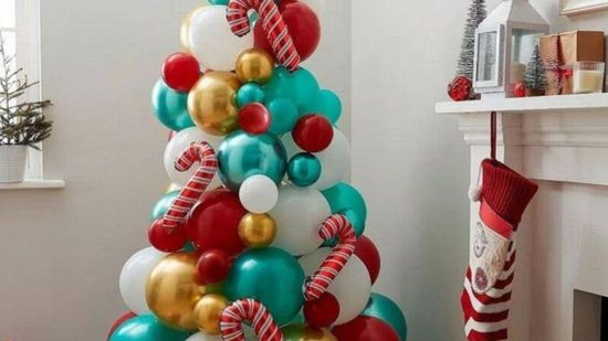 Árvore de Natal feita de balões - Reprodução/johnlewis.com/The Mirror