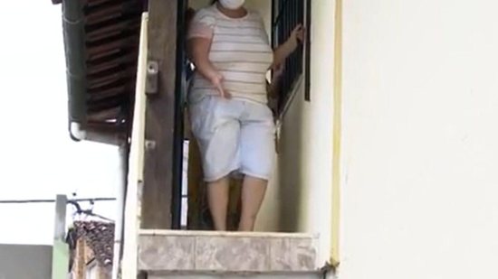 O vizinho demoliu a escada com as próprias mãos - Reprodução/ G1