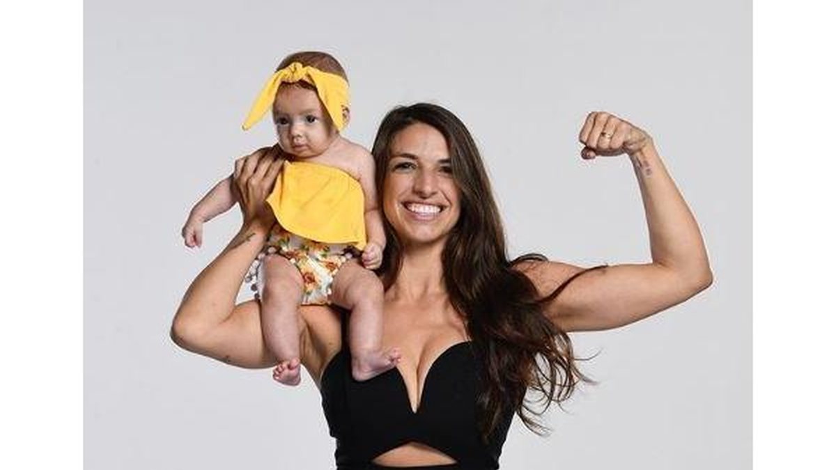 Mackenzie com a filha Moa de quatro meses - reprodução / Instagram
