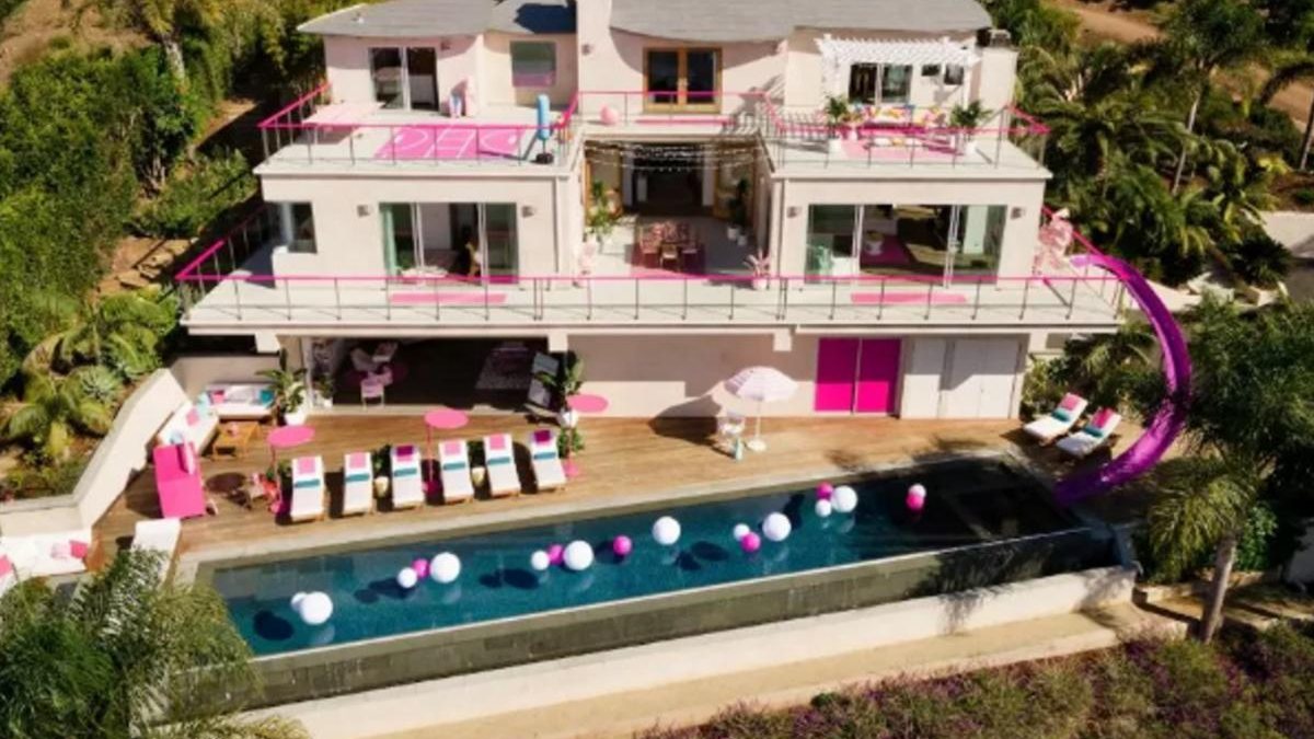 A varanda da casa com tons e decoração que lembram bem a Barbie - Reprodução / Airbnb
