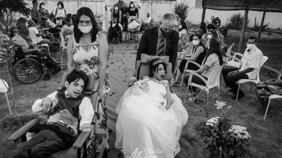 O casamento aconteceu em um lar de idosos em Linhares, no Espírito Santo - Reprodução/ Instagram: @studio_alma
