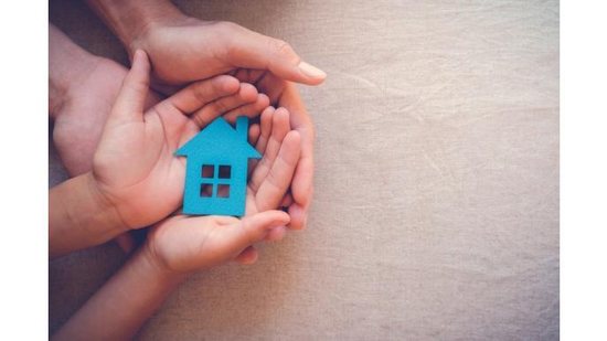 adult-and-child-hands-holding-paper-house-family-home-and-real-estate-picture-id823095136 - (Foto: iStock_