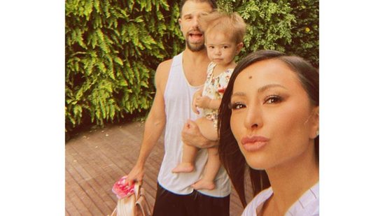 Sabrina Sato ao lado do marido e a filha Zoe (Foto: Reprodução/ Instagram 