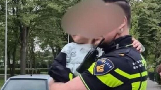 A polícia acolheu o menino após o ocorrido - Reprodução/POLICE UTRECHT NORTH/via BBC