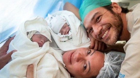 Imagem Fabiula Nascimento e Emílio Dantas surpreendem com berço 3 em 1 para gêmeos