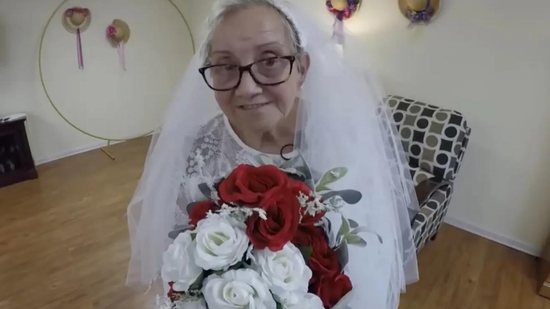 Aos 77 anos, idosa se casa com ela mesma com presença da família e amigos - reprodução/WLWT5